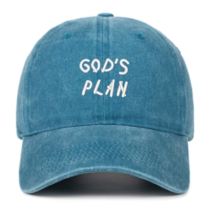 Détail de la broderie 3D blanche GOD'S PLAN sur une casquette en coton bleu marine