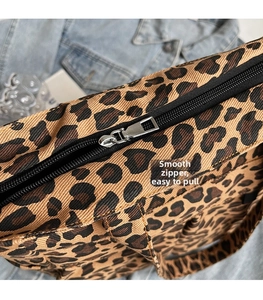 Detailansicht der Canvas-Tasche mit Leopardenmuster, schwarzem Reißverschluss und Silber