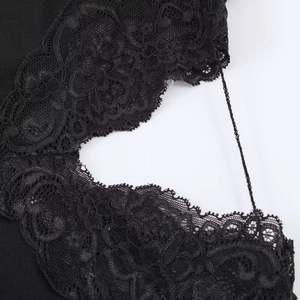 Détail de la dentelle florale noire avec des broderies ajourées et des motifs complexes