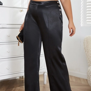 Pantalon large en satin noir pour femme avec boutons dorés élégants en décor intérieur