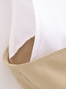 Détail du tissu en sergé kaki avec bordure blanche et double couture de précision