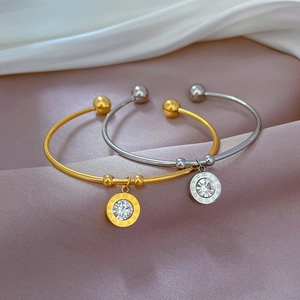 Minimalistische Armreifen aus Titanstahl in Gold und Silber mit römischen Ziffernanhängern