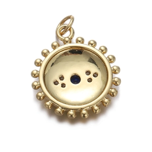 Detail eines goldenen Anhängers mit tiefblauem Edelstein und goldener Perlenverzierung