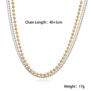 Dettaglio di collane multistrato in acciaio oro e argento, lunghezza 40+5 cm e peso 17 g