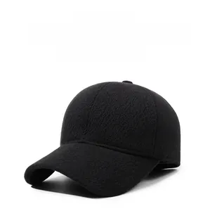 Dettaglio cappellino baseball nero in lana con logo metallico e paraorecchie