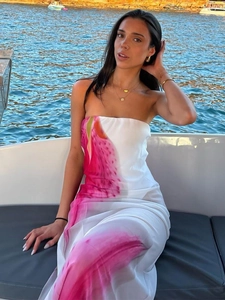 Robe bustier blanche élégante avec imprimé floral rose sur un yacht avec vue mer