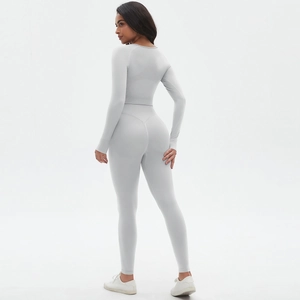 Détail de l'ensemble de yoga gris sans couture montrant la couture en V et le tissu texturé