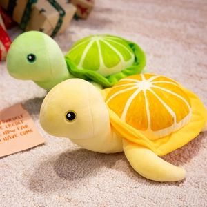Peluches créatives de tortues de mer citron et orange sur un tapis beige doux et chaleureux