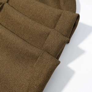 Κοντινό πλάνο της υφής του υφάσματος twill σε λαδί χρώμα και ραφές του παντελονιού