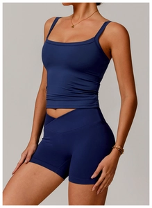 Gros plan sur l'ensemble de yoga bleu foncé avec brassière et short de sport