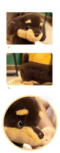 Vue détaillée de la peluche teckel douce avec broderies et fourrure noire duveteuse