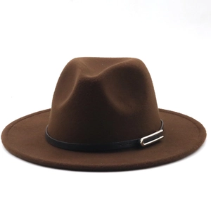 Détail d'un chapeau fedora classique en feutre marron avec ceinture noire et boucle