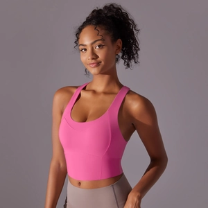 Gros plan d'un soutien-gorge de sport rose sans couture avec bretelles larges confort