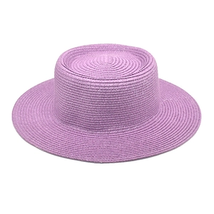 Eleganter lila Strohhut mit flacher Krone für optimalen Sonnenschutz