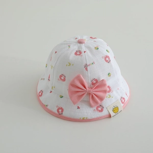 Détail du chapeau de soleil bébé blanc avec nœud rose, imprimé chat et coton doux