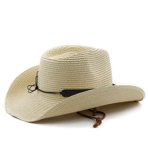 Detail van een bohemien geweven strooien cowboyhoed met bruine bies en kinbandje