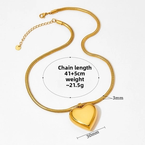 Dettaglio di un ciondolo a cuore dorato da 30mm su catena a serpente da 3mm con misure