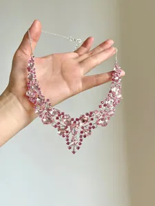 Detail der V-förmigen rosa Kristallkette mit Tropfensteinen in Silberfassung