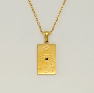 Detail der 18K Gold Tarot-Halskette mit gravierten Sonnen-, Mond- und Sternenmustern