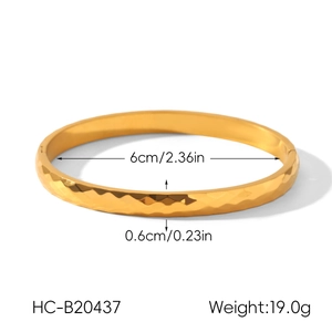 Détails macro montrant le diamètre de 6cm et la largeur de 0,6cm de ce jonc doré 18k