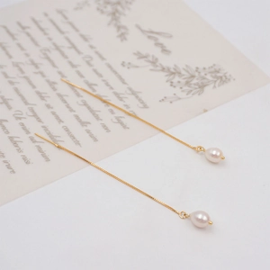 Elegante goldene Durchzieher-Ohrringe mit weißen Barockperlen an langen feinen Ketten