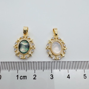 Detailed size view of 18K gold plated shell charms with zircon inlay and ruler measurement