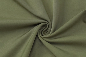 Detail von olivgrünem Kleiderstoff mit feiner Twill-Textur und weichem elastischem Material