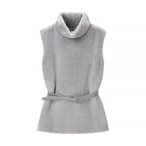 Gilet en fausse fourrure grise pour femme avec col montant et ceinture fine assortie
