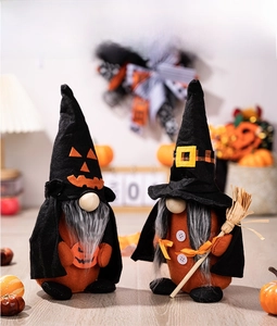 Dettagli di gnomi di Halloween in peluche con cappello da strega arancione e nero e scopa