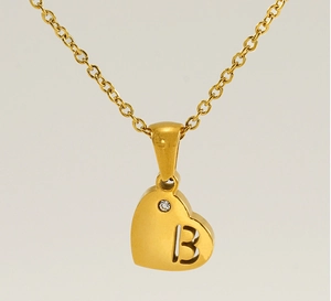 Gros plan du pendentif cœur plaqué or 18K avec lettre B évidée et petit diamant