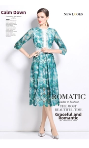 Détail d'une robe élégante en dentelle ajourée avec broderie florale et ceinture chic à la taille