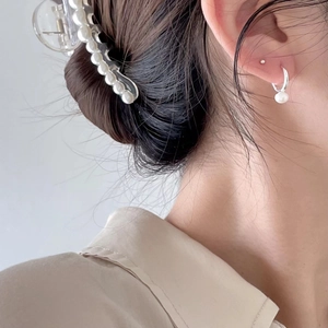 Elegant 925 sterling silver pearl hair clip and matching hoop earrings on model