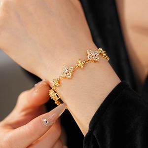 Primer plano de pulsera de flores vintage bañada en oro de 18K con circonitas blancas
