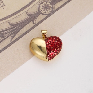 Détail du pendentif cœur grenade en plaqué or 18K et émail rouge avec texture