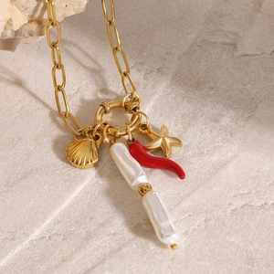 Collana in acciaio dorato con ciondoli stella marina, peperoncino e perle barocche su pietra
