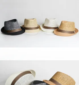 Détail de chapeaux fedora en paille avec bandes rayées en quatre couleurs neutres d'été