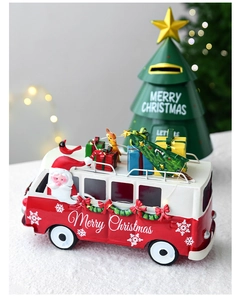 Dettaglio decorazione furgone di Natale vintage con luci LED e pacchetti regalo festivi