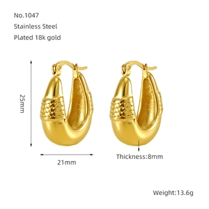 Vue détaillée de boucles d'oreilles en acier doré 18k en forme de goutte d'eau