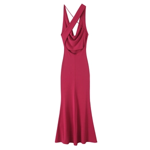 Elegante abito lungo rosso scuro con schiena scoperta, spalline incrociate e taglio a sirena