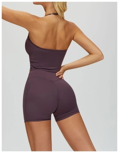 Vue arrière d'un ensemble de yoga dos nu prune avec short de compression taille haute