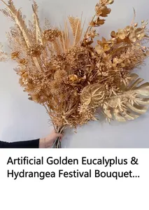 Detailansicht eines goldenen Kunstblumenstraußes mit Eukalyptus- und Hortensienblättern