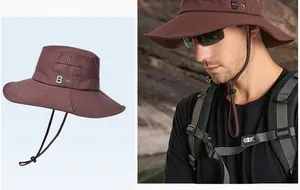 Détail d'un chapeau de soleil avec fentes d'aération et cordon de serrage coupe-vent réglable