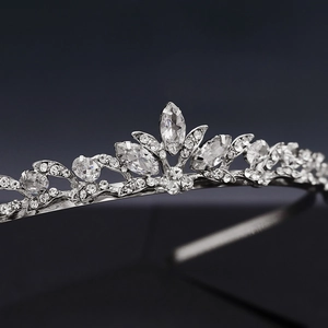 Diadème de mariée argenté exquis avec pierres de zircon sur fond sombre élégant