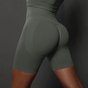 Detailansicht der olivgrünen, nahtlosen High-Waist-Yogashorts mit Push-up-Effekt am Gesäß