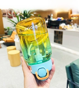 Leak-proof test of the yellow-green gradient Tritan water bottle with lemon slices inside