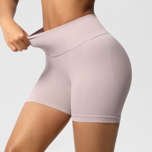 Détail du short de yoga sans couture taille haute avec effet push-up et tissu opaque