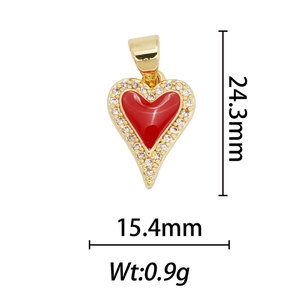 Détail du pendentif cœur plaqué or 18k avec émail rouge et dimensions 24,3mm x 15,4mm