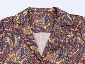 Détail du col de chemise et boutons avec motif cachemire aux couleurs éclatantes