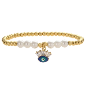 Bracciale di perline dorate con perle bianche e ciondolo occhio blu su sfondo bianco