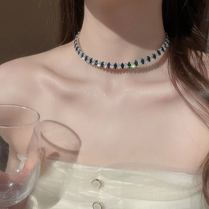 Nahaufnahme einer eleganten Tropfen-Halskette mit Zirkonia-Kristallen im Marquise-Schliff